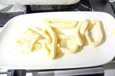 Kızarmış kalamar (Kalamar Tava) yeşil ve mezeli, tarator soslu. Türk ismi; kalamar tava ve tarator sos. Kızarmış Calamari Halkaları.