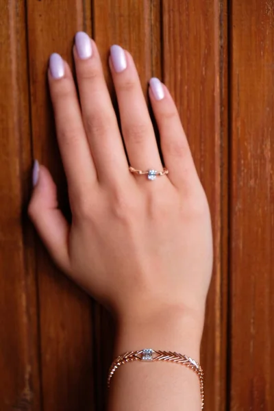 Vrouwelijke Sieraden Concept Vrouwen Handen Close Dragen Ringen Ketting Moderne — Stockfoto