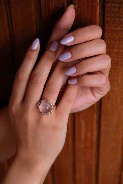 Kobieca Koncepcja Biżuterii Womans Ręce Zbliżyć Noszenie Pierścieni Naszyjnik Nowoczesne — Zdjęcie stockowe