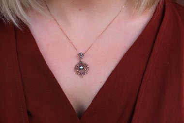 Kız nazikçe boynuna dokunuyor. Gelinin düğün sabahı. Reklam dekorasyonları. Kadın bir randevuya gidiyor. Elmas mücevherler. Kadında elmas kolye