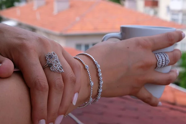 Woman Jewelery Konzept Frauenhände Aus Nächster Nähe Tragen Ringe Und — Stockfoto