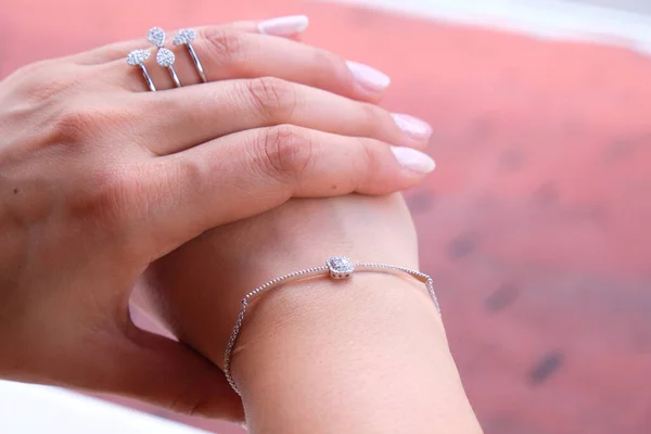 Kadın Mücevher Konsepti Kadınların Elleri Yüzükler Kolye Takarak Yaklaşır Modern — Stok fotoğraf