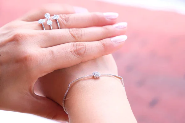 Woman Jewelery Konzept Frauenhände Aus Nächster Nähe Tragen Ringe Und — Stockfoto