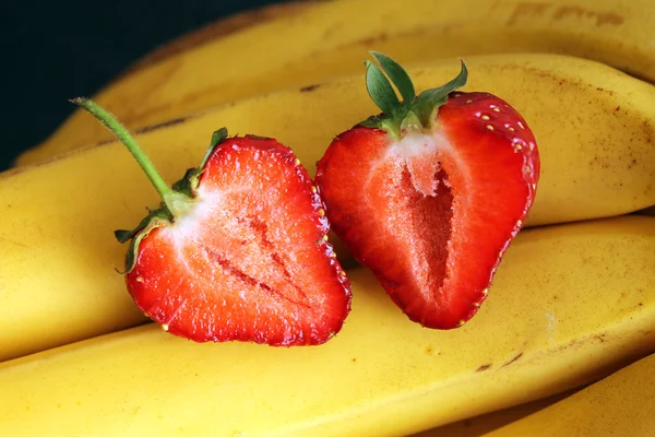 Erdbeere mit Banane — Stockfoto