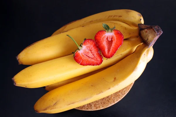 Jordgubbar med banan — Stockfoto