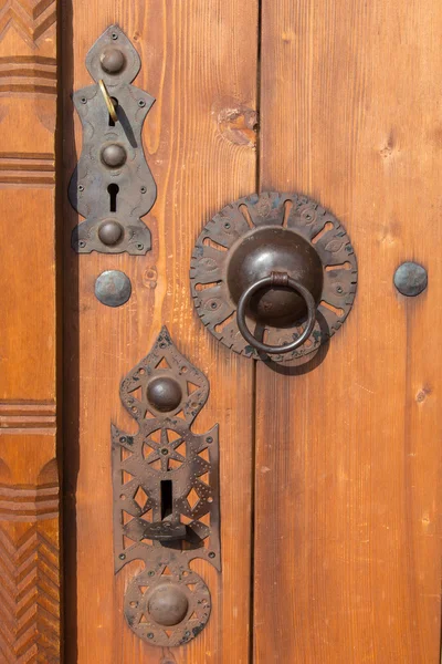 ドアのノッカーとロック — ストック写真