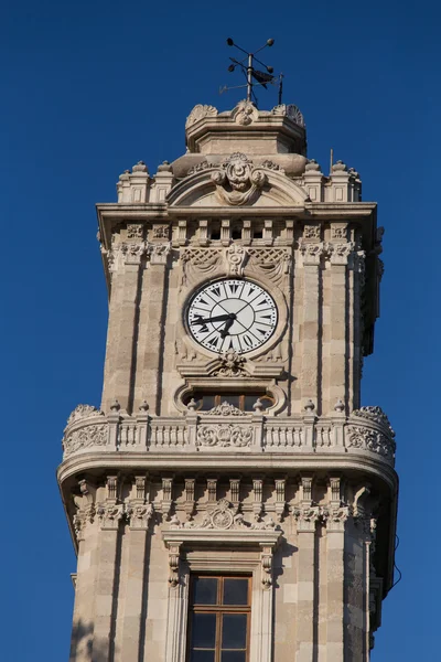 Dolmabahce clock tower i istanbul — Stockfoto
