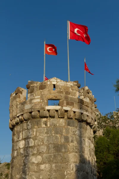 Torre del castillo de Bodrum con banderas — Foto de Stock
