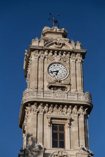 Dolmabahce clock tower i istanbul — Stockfoto