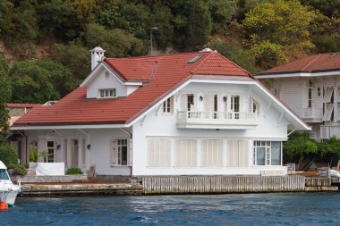 Boğaz boğaz bina