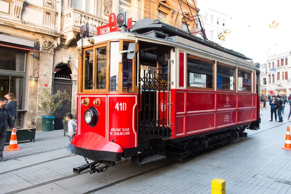 Rote Straßenbahn in Istanbul — Stockfoto