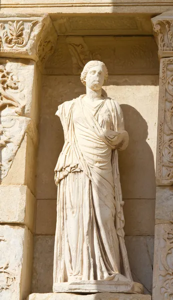 Skulptur i biblioteket celsus, Efesos, Turkiet — Stockfoto