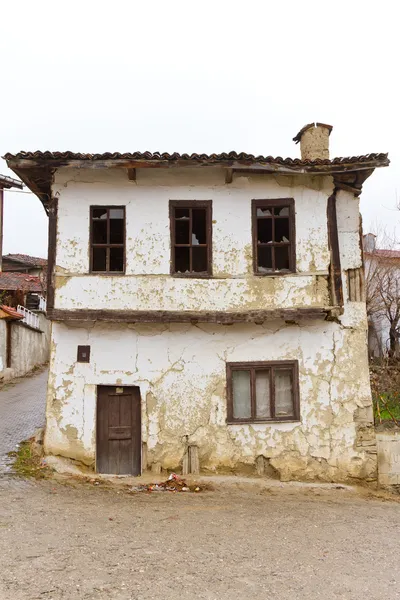 Um edifício tradicional antigo e abandonado de Tarakli, Turquia — Fotografia de Stock