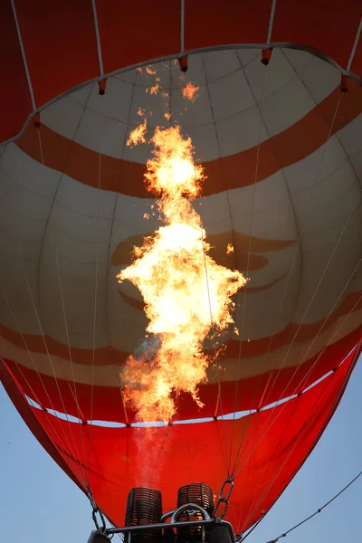 Balon Gorące Powietrze Napompowany Przez Ogień — Zdjęcie stockowe