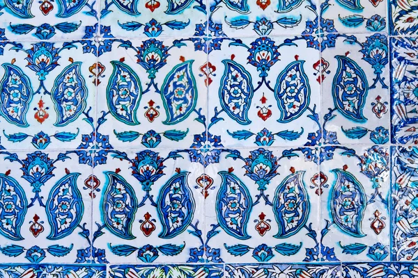 Ručně vyráběné tradiční turecké modré dlaždice zeď — Stock fotografie