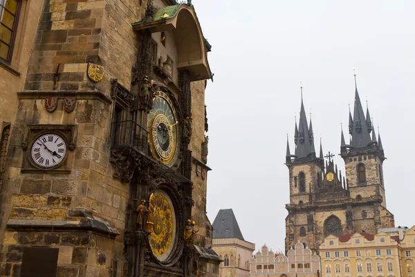 Liebfrauenkirche vor Tyn und astronomische Uhr, Prag, cz — Stockfoto