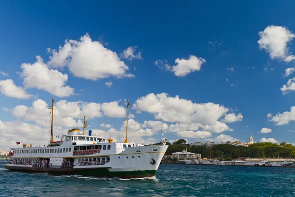 Ferry em frente ao Palácio Topkapi — Fotografia de Stock