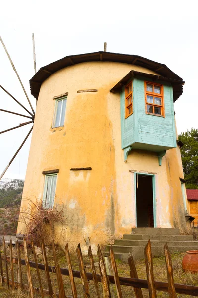 Moinho de vento de Cubuk Lake, Turquia — Fotografia de Stock