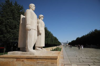 Türk Erkek heykeli Anitkabir, Ankara 'da Aslanlar Yolu' nun girişinde yer alıyor