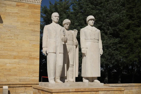 Türk Erkek heykeli Anitkabir, Ankara 'da Aslanlar Yolu' nun girişinde yer alıyor