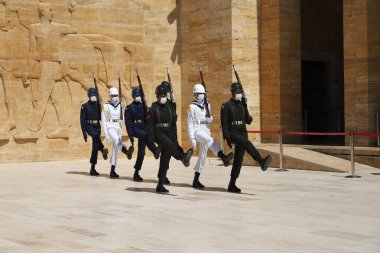 ANKARA, TURKEY - 30 Temmuz 2021: Askerler Anitkabir 'deki muhafız seremonisini değiştirmek için yürüyüşe geçtiler. Anitkabir, Türkiye Cumhuriyeti 'nin kurucusu ve ilk cumhurbaşkanı Atatürk' ün mozolesidir..