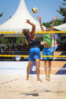 IZMIR, TURKEY - 11 Temmuz 2021: İtalya (Hanni, T. ve Fusco) vs Slovenya (Mozic ve Bracko) CEV U20 Plaj Voleybol Avrupa Şampiyonası yarı final maçı Inciralti Plajı 'nda.