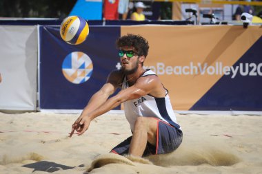 IZMIR, TURKEY - Temmuz 09, 2021: Fransa (Patte ve Altwies) vs Norveç (Mol, M. ve Sunde) CEV U20 Plaj Voleybol Avrupa Şampiyonası Inciralti Beach Voleybol Şampiyonası.