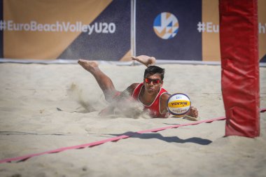 IZMIR, TURKEY - 10 Temmuz 2021: Macaristan (Mikulass Koch ve Szabo), Bulgaristan 'a karşı (Binev ve Dimitrov) 24 tur CEV U20 Plaj Voleybol Avrupa Şampiyonası Inciralti Plajı' nda oynanacak.