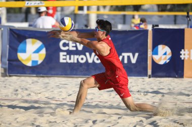 IZMIR, TURKEY - 10 Temmuz 2021: Rusya (Komissarenko ve Rukhmanov) vs Norveç (Mol, M. ve Sunde) CEV U20 Plaj Voleybol Avrupa Şampiyonası çeyrek final maçı Inciralti Beach Voleybol Şampiyonası.
