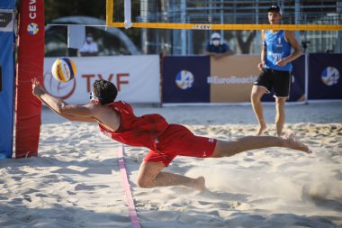 IZMIR, TURKEY - 10 Temmuz 2021: Rusya (Komissarenko ve Rukhmanov) vs Norveç (Mol, M. ve Sunde) CEV U20 Plaj Voleybol Avrupa Şampiyonası çeyrek final maçı Inciralti Beach Voleybol Şampiyonası.