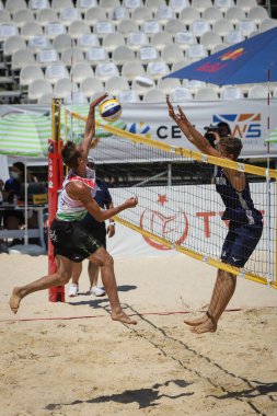 IZMIR, TURKEY - 11 Temmuz 2021: Macaristan (Mikulass Koch ve Szabo) vs Norveç (Mol, M. ve Sunde) CEV U20 Plaj Voleybol Avrupa Şampiyonası yarı final maçı Inciralti Plajı 'nda.