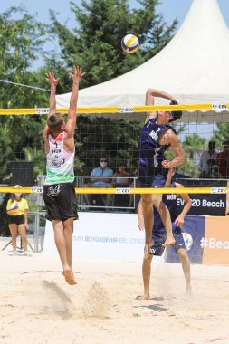 IZMIR, TURKEY - 11 Temmuz 2021: Macaristan (Mikulass Koch ve Szabo) vs Norveç (Mol, M. ve Sunde) CEV U20 Plaj Voleybol Avrupa Şampiyonası yarı final maçı Inciralti Plajı 'nda.