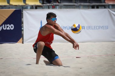 IZMIR, TURKEY - 2009 Temmuz 2021: Polonya (Kurowski ve Rejno), Rusya (Komissarenko ve Rukhmanov) ile Inciralti Plajı 'nda oynanan CEV U20 Plaj Voleybol Avrupa Şampiyonası karşılaşması.