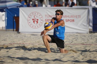 IZMIR, TURKEY - 10 Temmuz 2021: Rusya (Komissarenko ve Rukhmanov) vs Norveç (Mol, M. ve Sunde) CEV U20 Plaj Voleybol Avrupa Şampiyonası çeyrek final maçı Inciralti Beach Voleybol Şampiyonası.