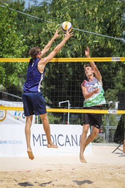 IZMIR, TURKEY - 11 Temmuz 2021: Macaristan (Mikulass Koch ve Szabo) vs Norveç (Mol, M. ve Sunde) CEV U20 Plaj Voleybol Avrupa Şampiyonası yarı final maçı Inciralti Plajı 'nda.