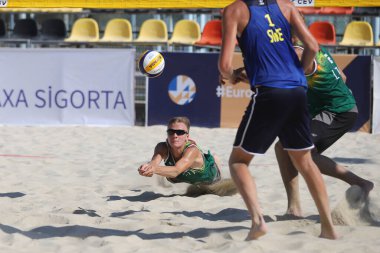 IZMIR, TURKEY - Temmuz 09, 2021: İsveç (Ekstrand ve Holting Nilsson) vs Litvanya (Donela ve Astrauskas) CEV U20 Plaj Voleybol Avrupa Şampiyonası Inciralti Plajı 'nda oynanan karşılaşma.
