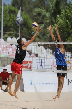 IZMIR, TURKEY - Temmuz 09, 2021: İtalya (Hanni, T. ve Fusco), CEV U20 Plaj Voleybol Avrupa Şampiyonası 'nda Romanya (Kosinski ve Druta) havuz maçına karşı.