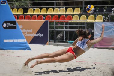 IZMIR, TURKEY - 10 Temmuz 2021: Rusya (Maria Bocharova ve Gubina) - Norveç (Maaseide ve Thelle) CEV U20 Plaj Voleybol Avrupa Şampiyonası 16..