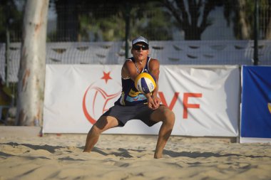 IZMIR, TURKEY - 10 Temmuz 2021: Ukrayna (Boiko ve Bublyk) - İtalya (Hanni, T. ve Fusco) - CEV U20 Plaj Voleybol Avrupa Şampiyonası 'nda oynanan çeyrek final maçı.