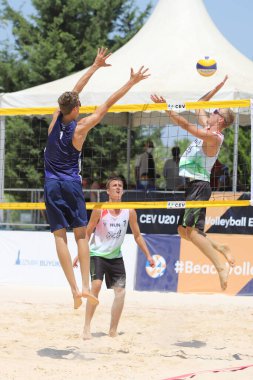 IZMIR, TURKEY - 11 Temmuz 2021: Macaristan (Mikulass Koch ve Szabo) vs Norveç (Mol, M. ve Sunde) CEV U20 Plaj Voleybol Avrupa Şampiyonası yarı final maçı Inciralti Plajı 'nda.