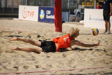 IZMIR, TURKEY - 10 Temmuz 2021: Slovenya (Mozic ve Bracko) vs Nederland (Versteegen ve Ooijman) 16 tur CEV U20 Plaj Voleybol Avrupa Şampiyonası Inciralti Plajı 'nda oynanacak.