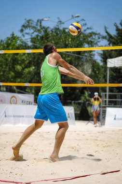 IZMIR, TURKEY - 11 Temmuz 2021: İtalya (Hanni, T. ve Fusco) vs Slovenya (Mozic ve Bracko) CEV U20 Plaj Voleybol Avrupa Şampiyonası yarı final maçı Inciralti Plajı 'nda.