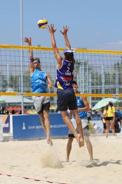 IZMIR, TURKEY - Ukrayna (Boiko ve Bublyk) vs Russia (Komissarenko ve Rukhmanov) CEV U20 Plaj Voleybol Avrupa Şampiyonası Inciralti Plajı 'nda oynanan karşılaşma.