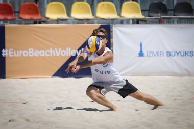 IZMIR, TURKEY - 2009 Temmuz 2021: Polonya (Kurowski ve Rejno), Rusya (Komissarenko ve Rukhmanov) ile Inciralti Plajı 'nda oynanan CEV U20 Plaj Voleybol Avrupa Şampiyonası karşılaşması.