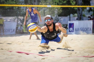 IZMIR, TURKEY - 10 Temmuz 2021: İtalya (Hanni, T. ve Fusco) - İsrail (Day and Cuzmiciov) 24 tur CEV U20 Plaj Voleybol Avrupa Şampiyonası Inciralti Plajı 'nda.