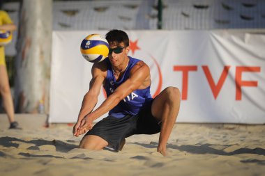 IZMIR, TURKEY - 10 Temmuz 2021: Ukrayna (Boiko ve Bublyk) - İtalya (Hanni, T. ve Fusco) - CEV U20 Plaj Voleybol Avrupa Şampiyonası 'nda oynanan çeyrek final maçı.