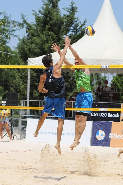 IZMIR, TURKEY - 11 Temmuz 2021: İtalya (Hanni, T. ve Fusco) vs Slovenya (Mozic ve Bracko) CEV U20 Plaj Voleybol Avrupa Şampiyonası yarı final maçı Inciralti Plajı 'nda.