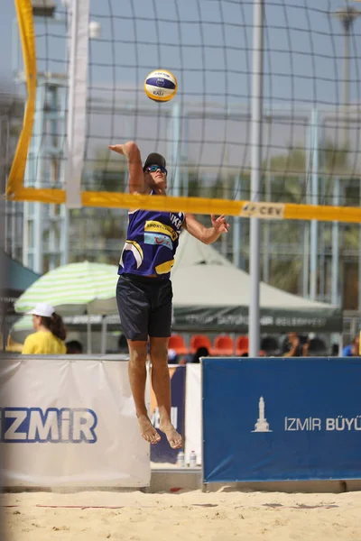 IZMIR, TURKEY - Ukrayna (Boiko ve Bublyk) vs Russia (Komissarenko ve Rukhmanov) CEV U20 Plaj Voleybol Avrupa Şampiyonası Inciralti Plajı 'nda oynanan karşılaşma.
