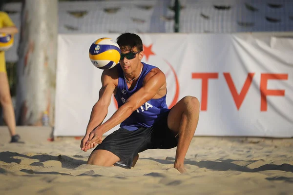 IZMIR, TURKEY - 10 Temmuz 2021: Ukrayna (Boiko ve Bublyk) - İtalya (Hanni, T. ve Fusco) - CEV U20 Plaj Voleybol Avrupa Şampiyonası 'nda oynanan çeyrek final maçı.