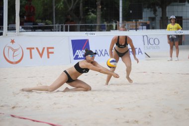 IZMIR, TURKEY - Temmuz 08, 2021: Türkiye (Akyuz ve Bas) vs Andorra (Andrea ve Mas) CEV U20 Plaj Voleybol Avrupa Şampiyonası Inciralti Beach Voleybol Şampiyonası.